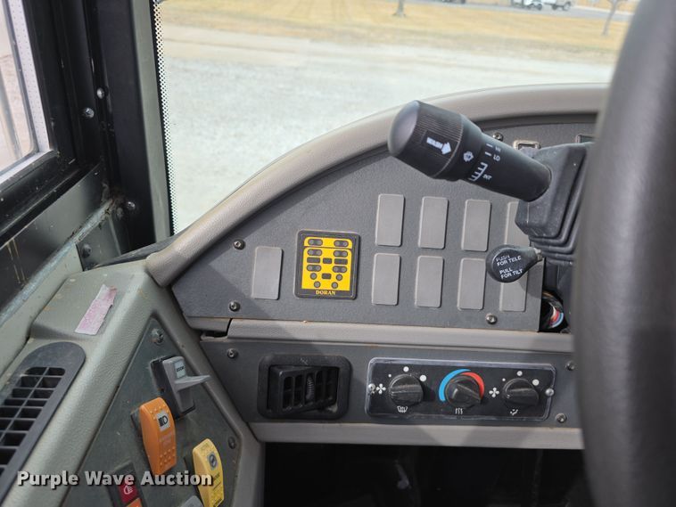 image for item DW3229 2005 Thomas Built Buses Saf-T-Liner school bus