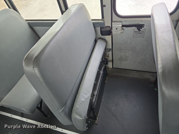 image for item DW3229 2005 Thomas Built Buses Saf-T-Liner school bus