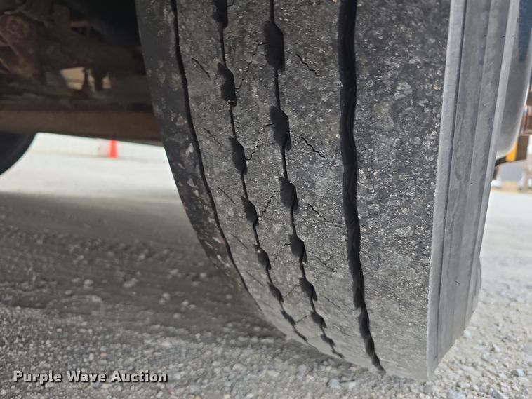 image for item DW3229 2005 Thomas Built Buses Saf-T-Liner school bus