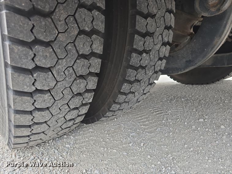 image for item DW3229 2005 Thomas Built Buses Saf-T-Liner school bus