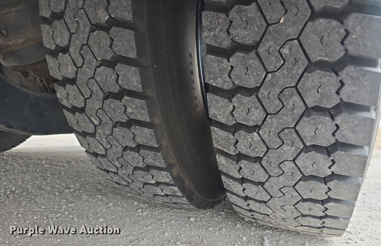 image for item DW3229 2005 Thomas Built Buses Saf-T-Liner school bus