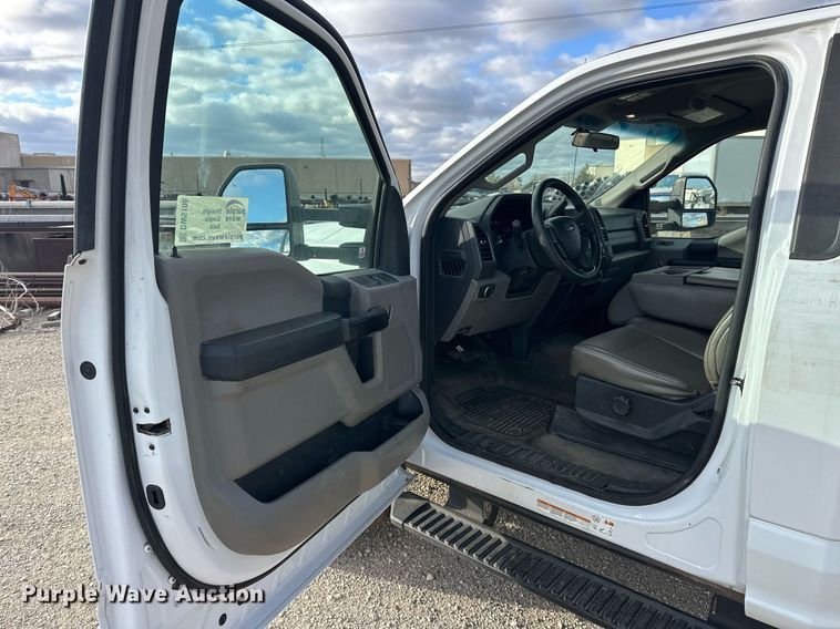 image for item DW5106 2019 Ford F550 Super Duty truck cab and chassis