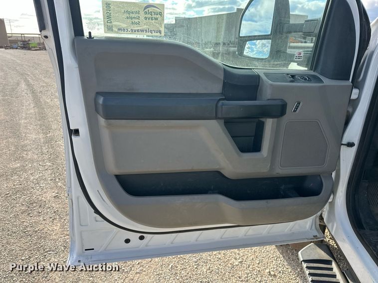 image for item DW5106 2019 Ford F550 Super Duty truck cab and chassis