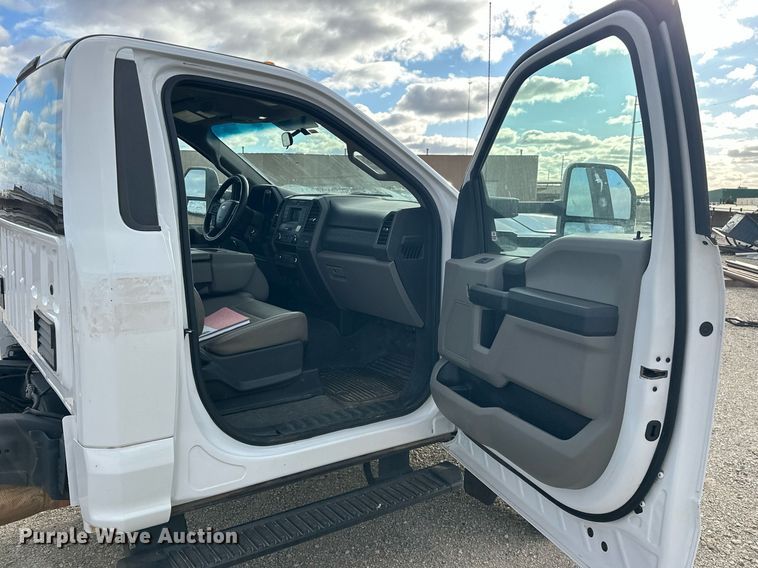 image for item DW5106 2019 Ford F550 Super Duty truck cab and chassis