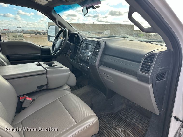 image for item DW5106 2019 Ford F550 Super Duty truck cab and chassis