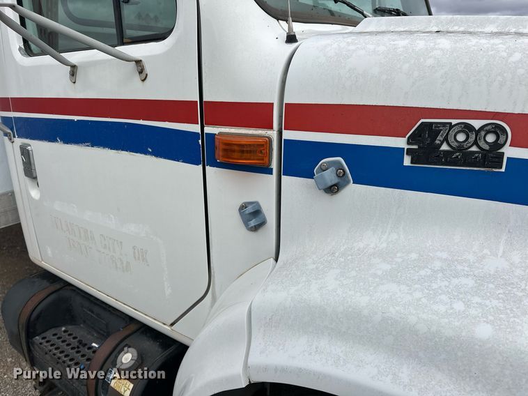 image for item DW5107 1998 International 4700 4X2 box truck