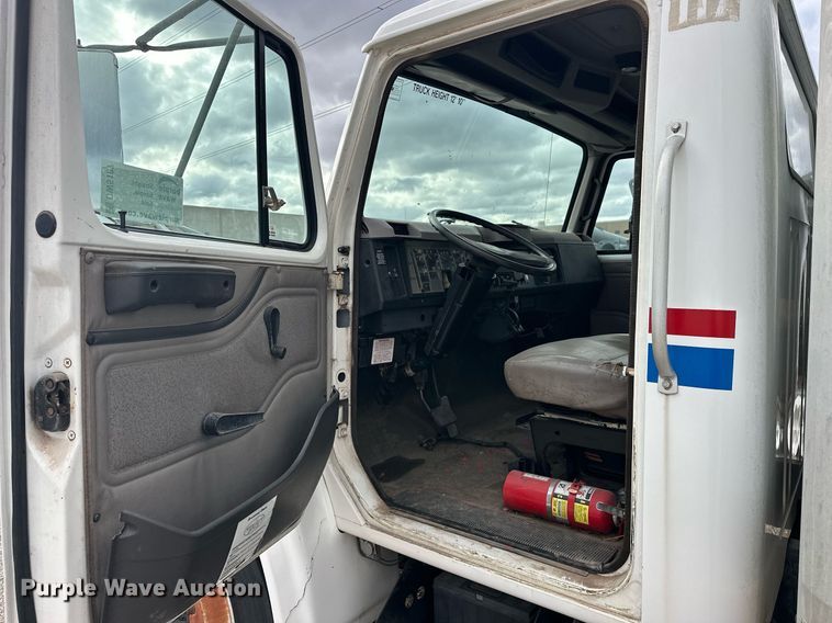 image for item DW5107 1998 International 4700 4X2 box truck