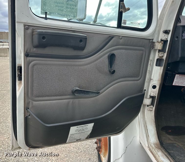 image for item DW5107 1998 International 4700 4X2 box truck