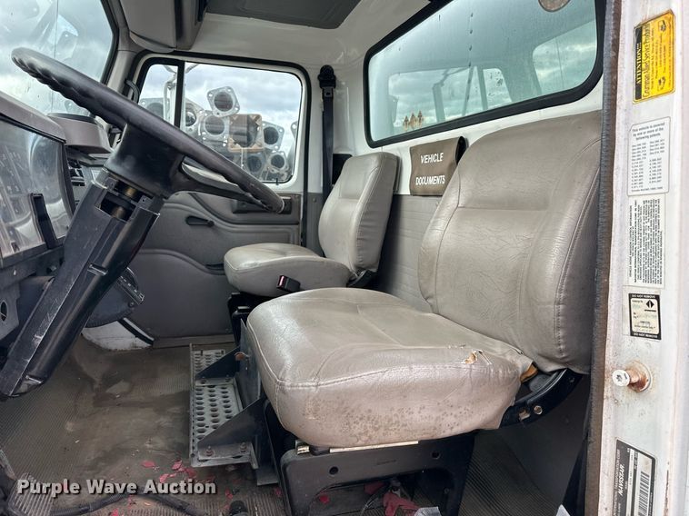 image for item DW5107 1998 International 4700 4X2 box truck