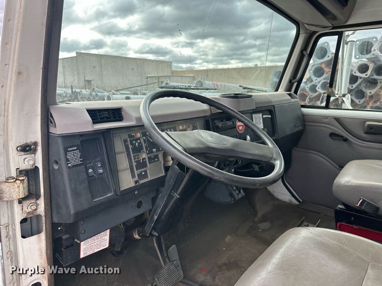 image for item DW5107 1998 International 4700 4X2 box truck