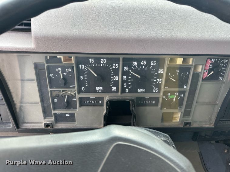 image for item DW5107 1998 International 4700 4X2 box truck