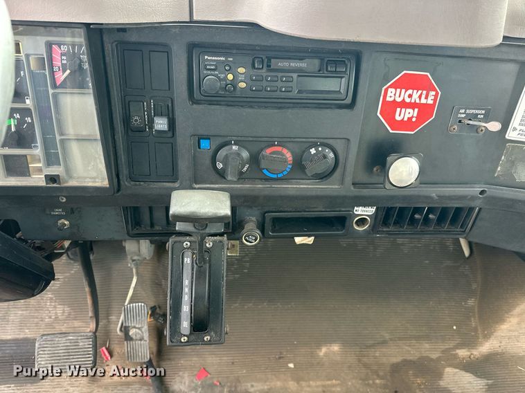 image for item DW5107 1998 International 4700 4X2 box truck