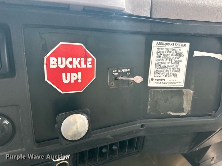 image for item DW5107 1998 International 4700 4X2 box truck