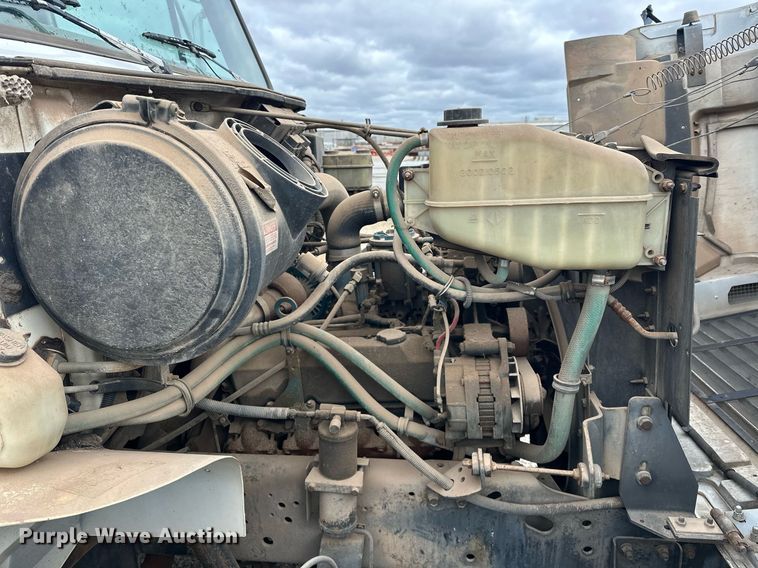 image for item DW5107 1998 International 4700 4X2 box truck