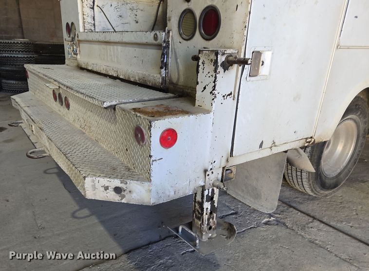 image for item DW8517 1995 Ford F450 Super Duty utility / service truck