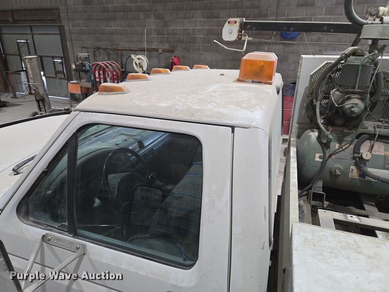 image for item DW8517 1995 Ford F450 Super Duty utility / service truck