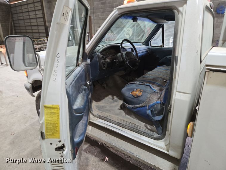 image for item DW8517 1995 Ford F450 Super Duty utility / service truck