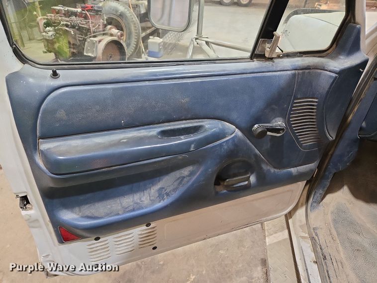 image for item DW8517 1995 Ford F450 Super Duty utility / service truck