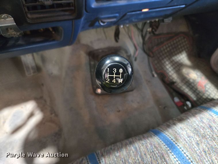 image for item DW8517 1995 Ford F450 Super Duty utility / service truck