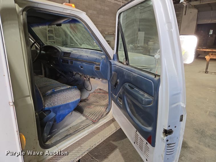 image for item DW8517 1995 Ford F450 Super Duty utility / service truck