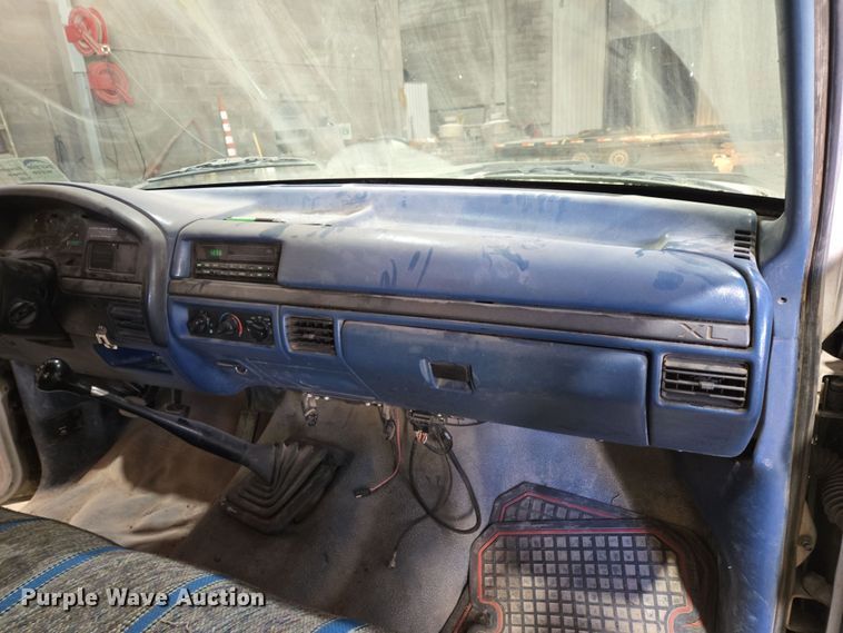 image for item DW8517 1995 Ford F450 Super Duty utility / service truck