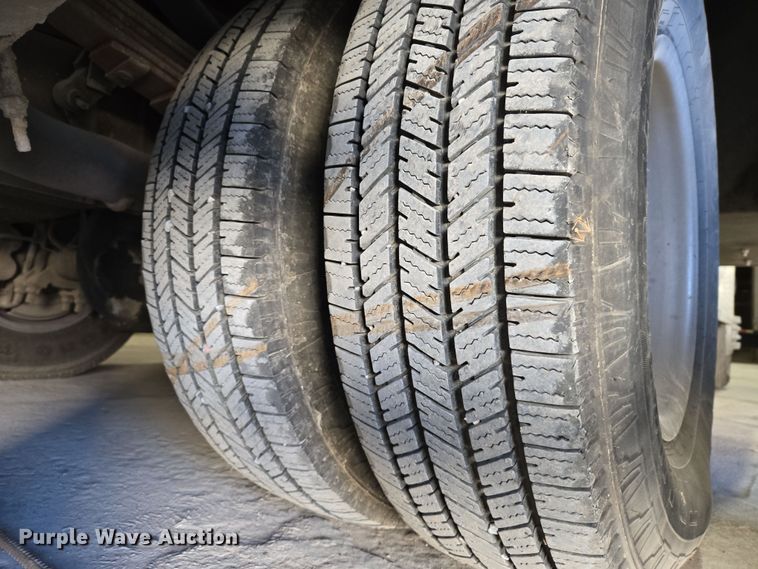 image for item DW8517 1995 Ford F450 Super Duty utility / service truck