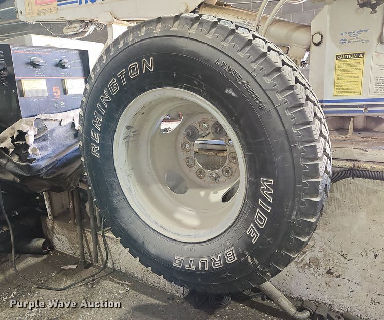 image for item DW8517 1995 Ford F450 Super Duty utility / service truck