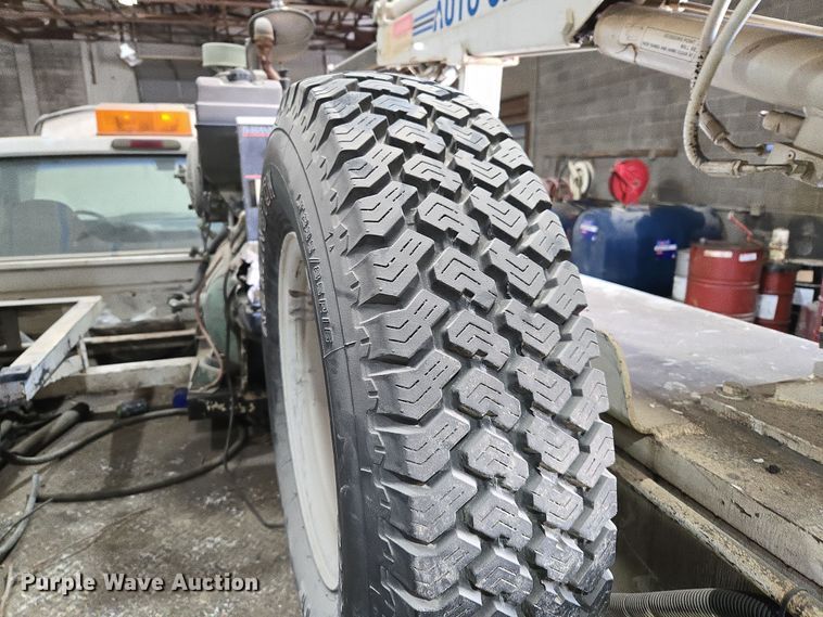 image for item DW8517 1995 Ford F450 Super Duty utility / service truck