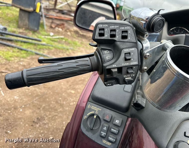 image for item DW8648 2006 Honda GL1800 motorcycle