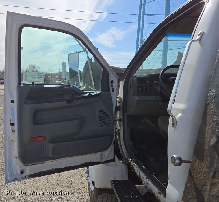 image for item EC4155 2005 Ford F650 Super Duty rollback truck