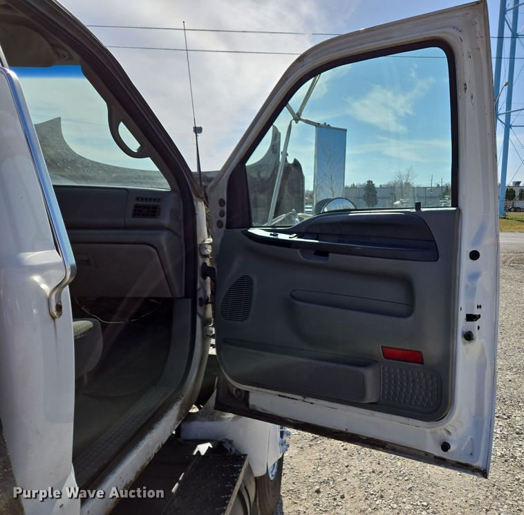 image for item EC4155 2005 Ford F650 Super Duty rollback truck