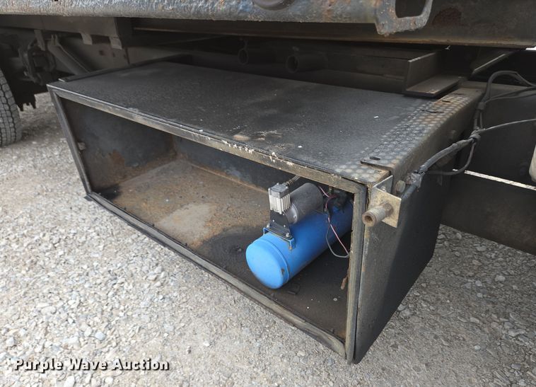 image for item EC4156 2004 Ford F650 Super Duty rollback truck