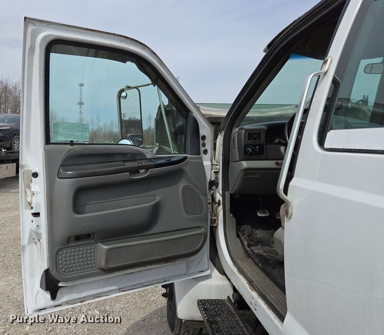 image for item EC4156 2004 Ford F650 Super Duty rollback truck