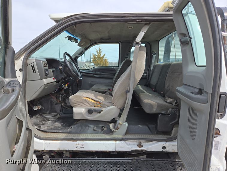 image for item EC4156 2004 Ford F650 Super Duty rollback truck