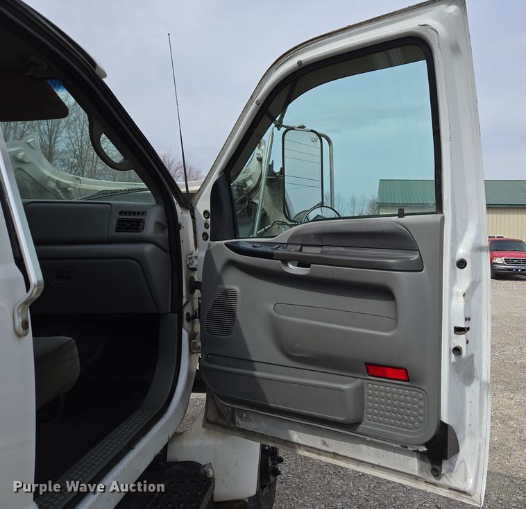 image for item EC4156 2004 Ford F650 Super Duty rollback truck