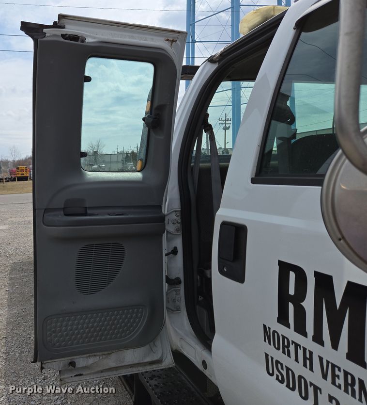 image for item EC4156 2004 Ford F650 Super Duty rollback truck