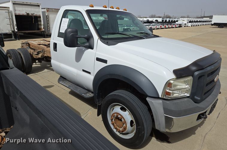 image for item ED2507 2006 Ford F550 Super Duty pickup truck cab and chassis