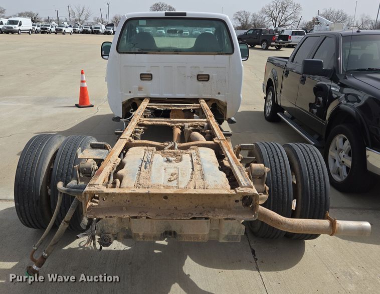 image for item ED2507 2006 Ford F550 Super Duty pickup truck cab and chassis