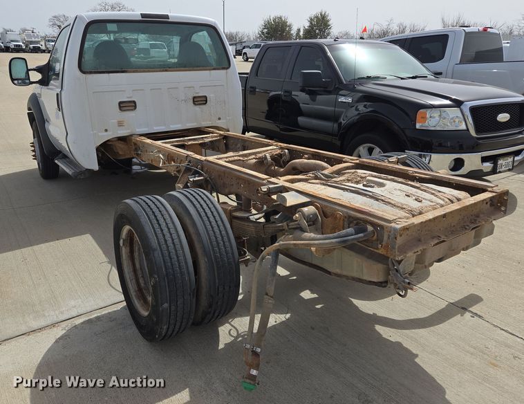 image for item ED2507 2006 Ford F550 Super Duty pickup truck cab and chassis