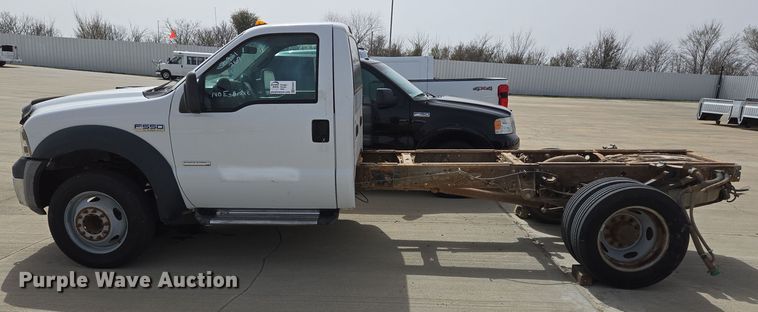 image for item ED2507 2006 Ford F550 Super Duty pickup truck cab and chassis