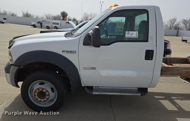image for item ED2507 2006 Ford F550 Super Duty pickup truck cab and chassis