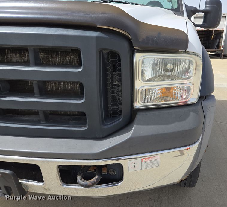 image for item ED2507 2006 Ford F550 Super Duty pickup truck cab and chassis