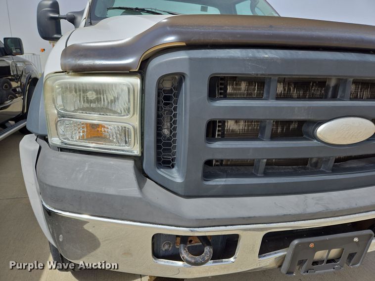 image for item ED2507 2006 Ford F550 Super Duty pickup truck cab and chassis