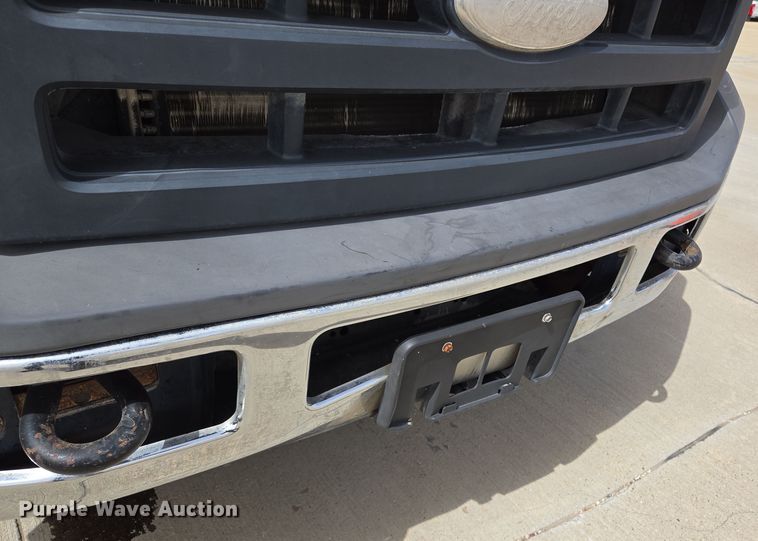 image for item ED2507 2006 Ford F550 Super Duty pickup truck cab and chassis
