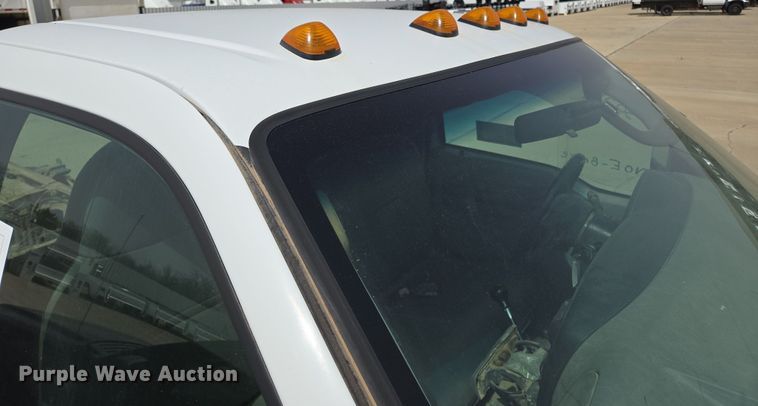 image for item ED2507 2006 Ford F550 Super Duty pickup truck cab and chassis