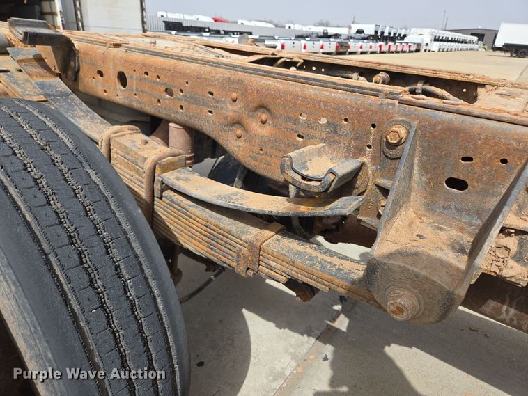 image for item ED2507 2006 Ford F550 Super Duty pickup truck cab and chassis