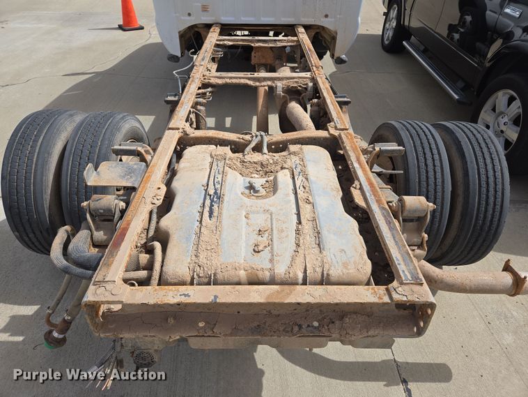 image for item ED2507 2006 Ford F550 Super Duty pickup truck cab and chassis