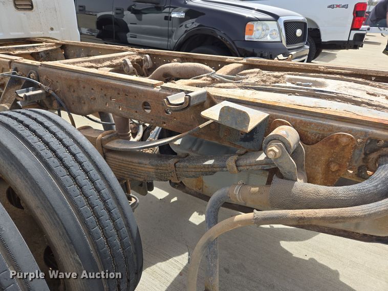 image for item ED2507 2006 Ford F550 Super Duty pickup truck cab and chassis