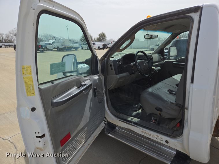 image for item ED2507 2006 Ford F550 Super Duty pickup truck cab and chassis