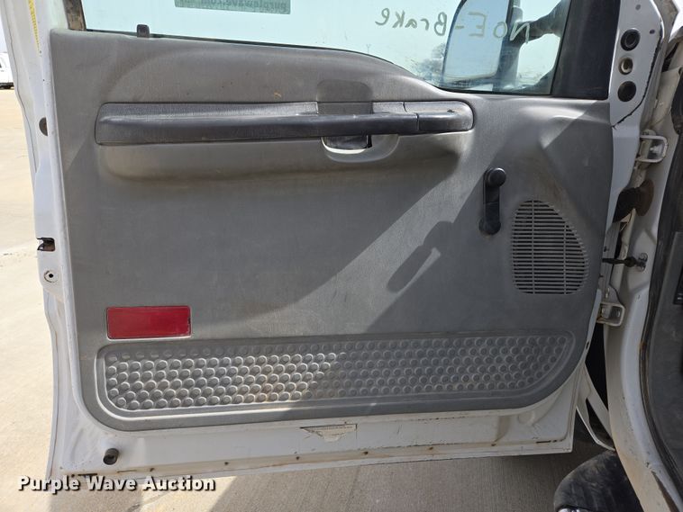 image for item ED2507 2006 Ford F550 Super Duty pickup truck cab and chassis